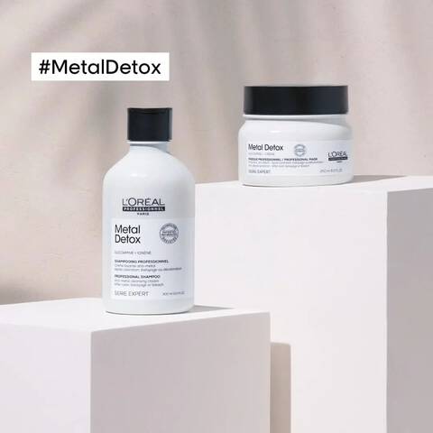 O shampoo Metal Detox, de L'Oreal Professionnel, ajuda a evitar manchas nos cabelos com coloracao e luzes, e evitar quebra nos cabelos naturais. Sua acao pode ser potencializada com a mascara da linha
