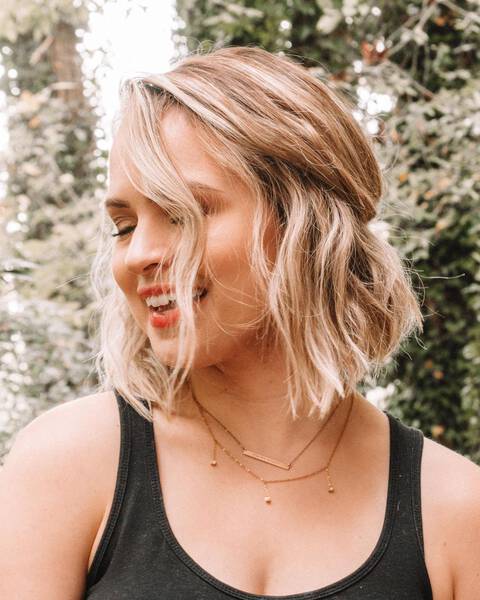 Para evitar o cabelo com frizz no dia a dia, a dica e apostar em um leave-in que combine com a textura do seu cabelo
