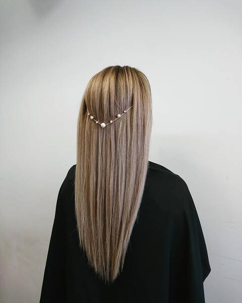 O corte de cabelo em V tem uma ponta mais marcada na parte de tras e diminui o volume das pontas