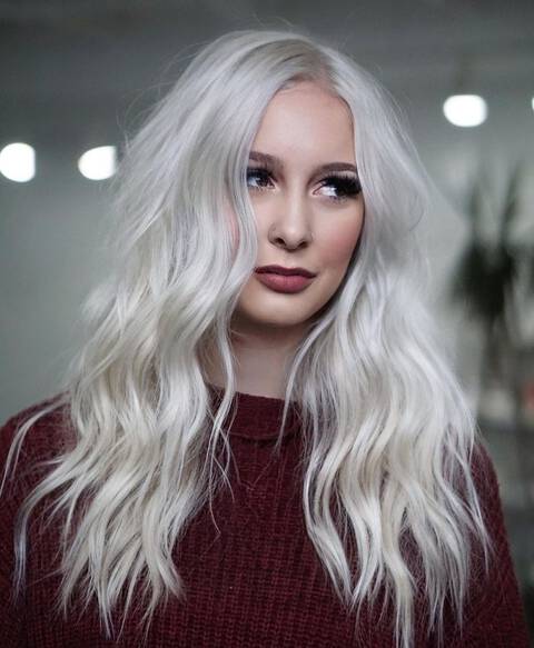 Os produtos para cuidar do cabelo platinado no verao podem ter ativos reconstrutores