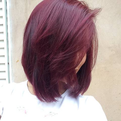 O cabelo marsala pode ser tanto mais proximo do vermelho quanto mais puxado para o roxo