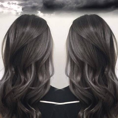 As mechas acinzentadas deixam o cabelo castanho chocolate mais ousado e estiloso