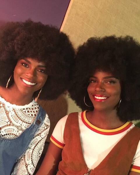 O cabelo black power e uma super referencia dos anos 1970 e que esta em alta novamente entre as donas de cabelo crespo