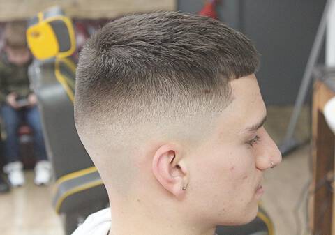 Cortes de cabelo masculino degradê com risca para te inspirar
