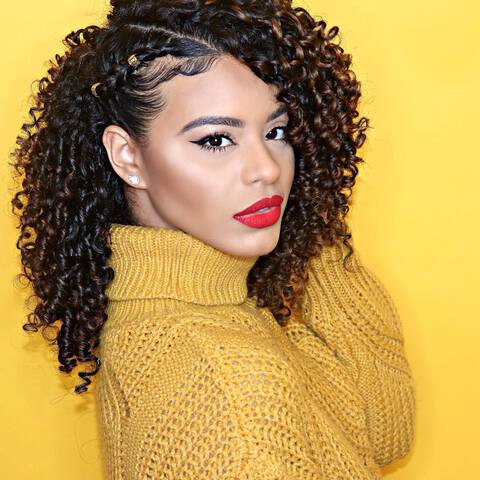 Procurando um penteado para cabelo cacheado perfeito para a sua formatura? O modelo semipreso na lateral e perfeito para a ocasiao!