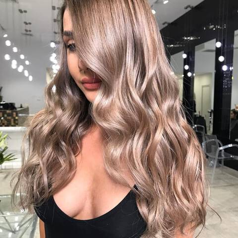 2. O loiro champagne combina mechas douradas com nuances rosadas