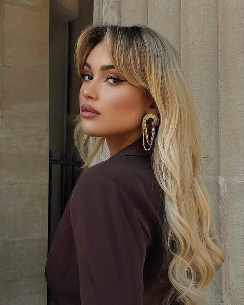 A franja bardot no cabelo longo da movimento e mais volume aos fios lisos e ondulados