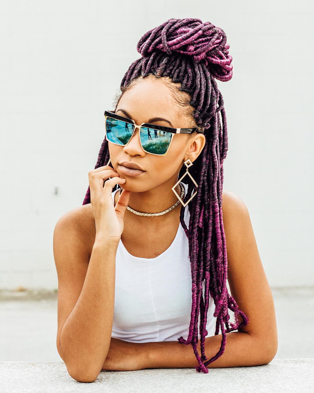 Box braids colorido  Box braids coloridas, Trancas